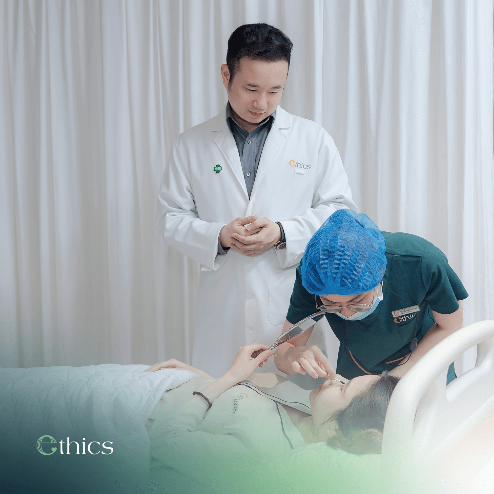 Bác sĩ và nhân viên y tế đang kiểm tra vùng mũi cho khách hàng